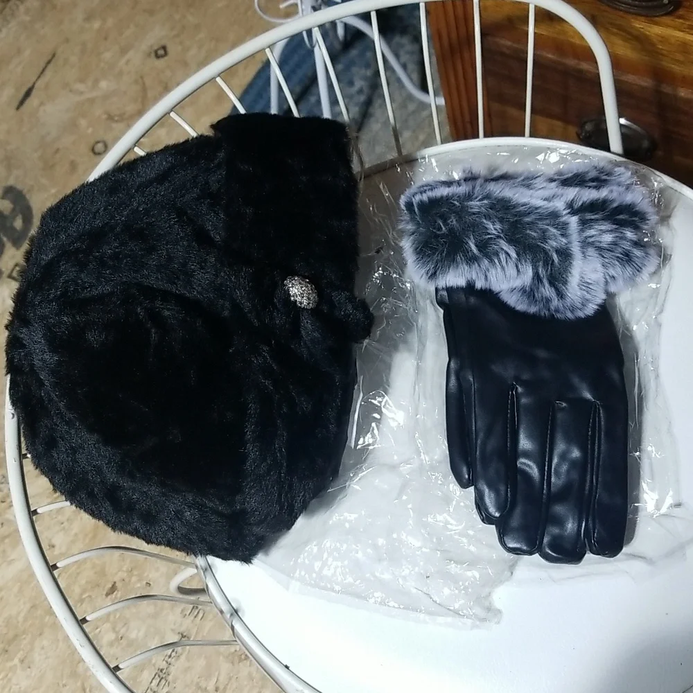 MEMORABLE LADY❣️Black faux fur Hat and black faux leather gloves duo.